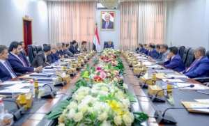 رئيس الوزراء اليمني يطلق خطة “100 يوم” لمعالجة الأوضاع الاقتصادية وتهاوي العملة
