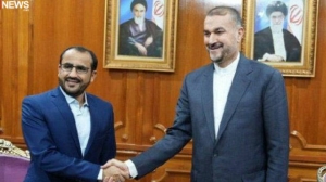 وزير الخارجية الإيراني يلتقي رئيس وفد الحوثيين التفاوضي في مسقط