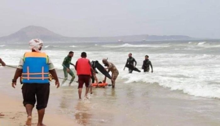 خفر السواحل في محافظة حضرموت ينقذ 12 شابًا من حادثتي غرق منفصلتين