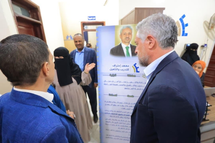 سفير الاتحاد الأوروبي يزور معهد احتراف التابع لمؤسسة الشيخ حمود سعيد المخلافي في محافظة تعز