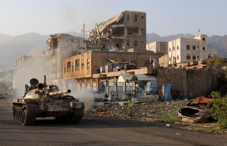 مصادر عسكرية لتعز تايم: الجيش يستهدف الحوثيين في عدة جبهات
