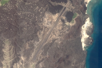 مدرج طيران غامض في جزيرة يمنبة وسط تصاعد الضغوط على الحوثيين