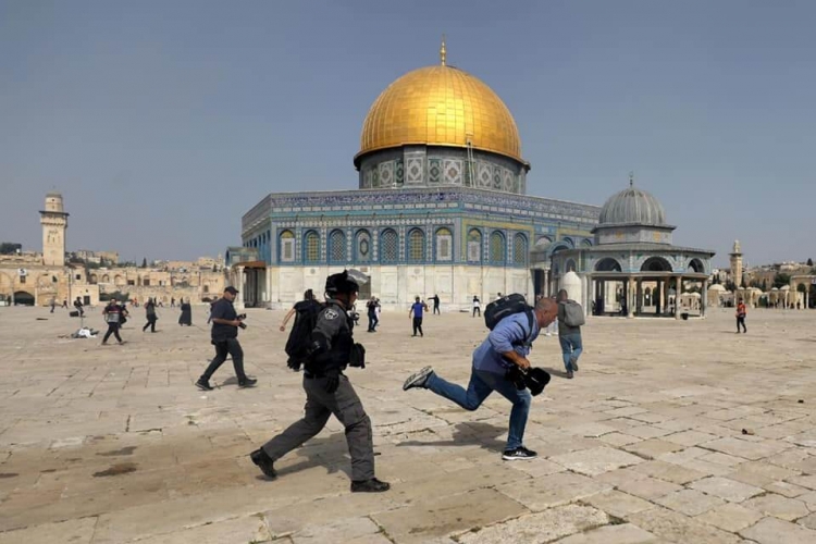 الاحتلال الإسرائيلي يقتحم المسجد الأقصى وإصابة 300 فلسطيني