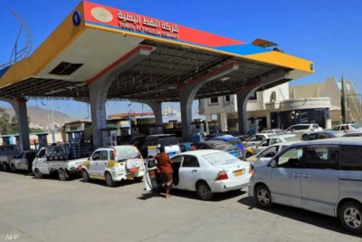 40 لترًا كل 6 أيام للسيارة.. أزمة وقود خانقة في مناطق الحوثيين وتفعيل خطة الطوارئ