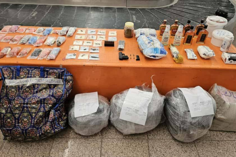 الأجهزة الأمنية بمطار سيئون تحبط محاولات تهريب وتضبط 13 مطلوبًا خلال النصف الثاني من 2025