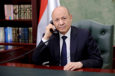 العليمي يبحث هاتفيًا مع محافظ البنك المركزي تعليق أنشطة صندوق النقد ويؤكد أن الاستقرار السياسي شرط لإنقاذ الاقتصاد واستعادة ثقة المانحين