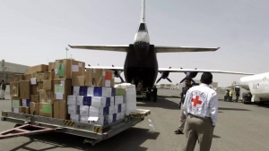 اتهامات للأمم المتحدة بتقديم مساعدات الإغاثة لمسلحي الحوثي بدلا من النازحين