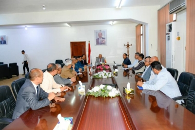 محافظ تعز يناقش ترتيبات تشغيل ميناء المخا وبدء استقبال السفن