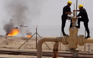 حرب النفط تشتعل في اليمن.. ضغط حوثي على الحكومة لتقاسم الإيرادات