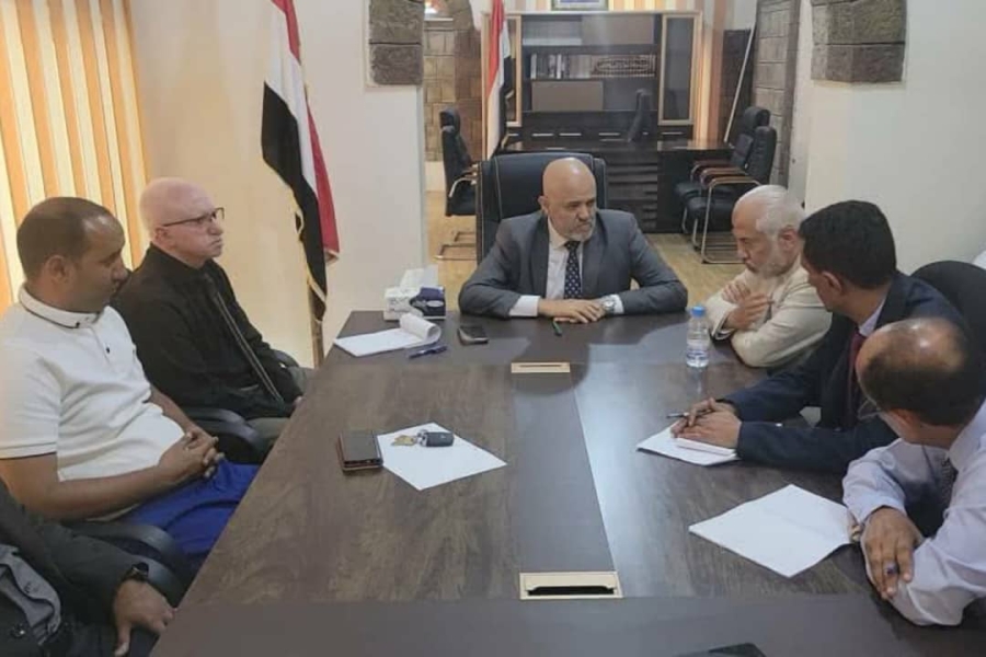 محافظ تعز يلجأ إلى البيوت التجارية والمؤسسات الخيرية لمواجهة أزمة مياه الشرب في المدينة