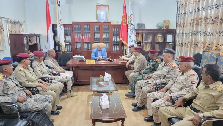 محافظ تعز يزور قيادة المحور ويؤكد على أولوية دعم الجيش الوطني