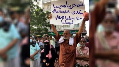 ناشط سياسي في عدن يشكو من أوامر باعتقاله لرفعه لافتة ضد الانتقالي