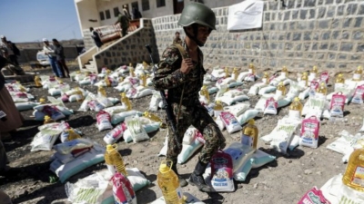 بريطانيا تتهم الحوثيين بإعاقة توزيع المساعدات الإنسانية في مناطقهم