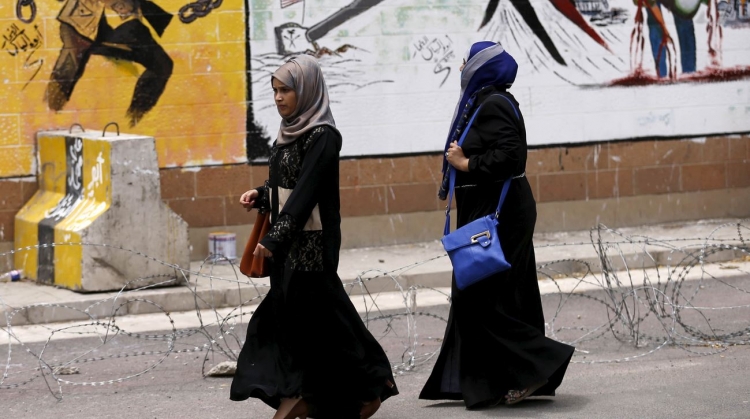 الحوثيون يمنعون النساء من السفر  إلا بإذن رسمي من ولي أمرها