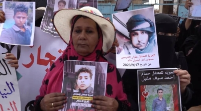 تعز.. أمهات المعتقلين ينفّذن وقفة احتجاجية في التربة للمطالبة بالإفراج عن أبنائهن من سجون اللواء الرابع
