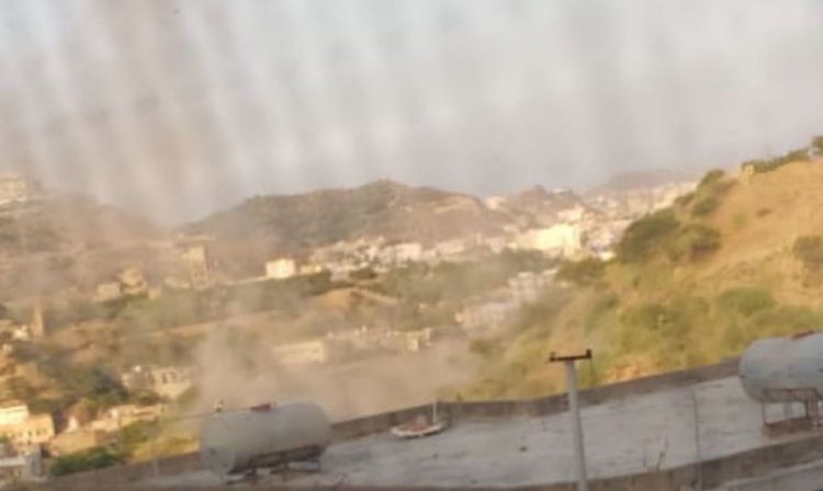 الحوثيون يستهدفون أحد الأحياء السكنية وسط تعز