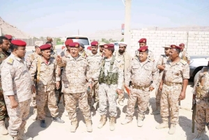 قائد المنطقة العسكرية الأولى يطلع على الجاهزية القتالية في عدد من الوحدات والمواقع العسكرية بتريم حضرموت