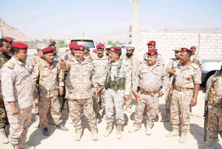 قائد المنطقة العسكرية الأولى يطلع على الجاهزية القتالية في عدد من الوحدات والمواقع العسكرية بتريم حضرموت