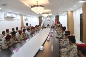 وزير الدفاع يعقد اجتماعاً موسعاً بقيادة المنطقة العسكرية الخامسة