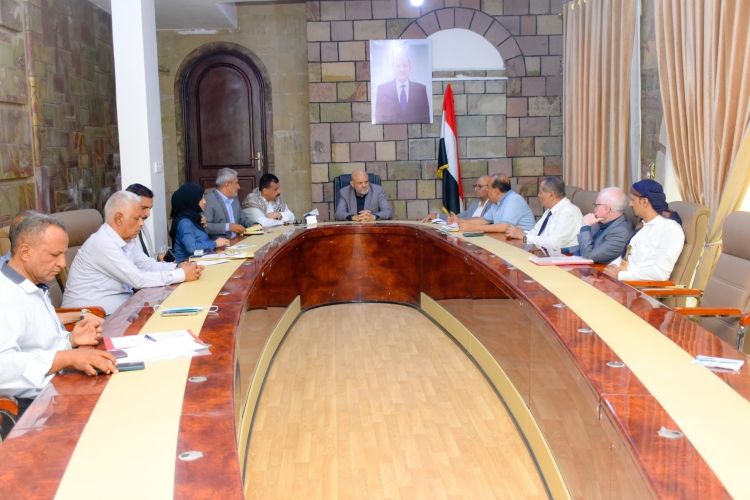 اجتماع في تعز يناقش التقارير المالية للموارد والانفاق بالمحافظة