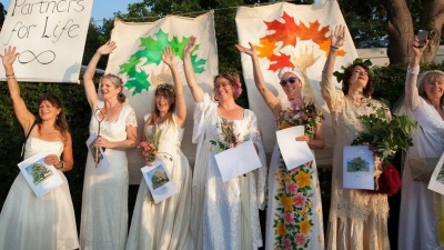 نساء في بريطانيا يتزوجن بعشرات الأشجار الناضجة (صور)