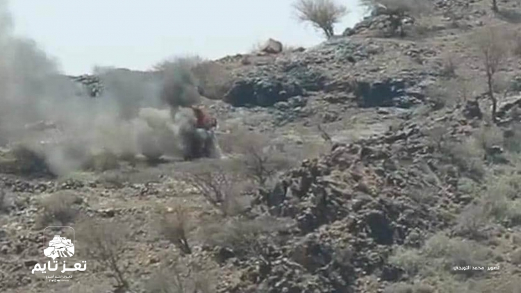 الجيش يحرق دورية عسكرية للحوثيين بجبهة مقبنة غرب تعز