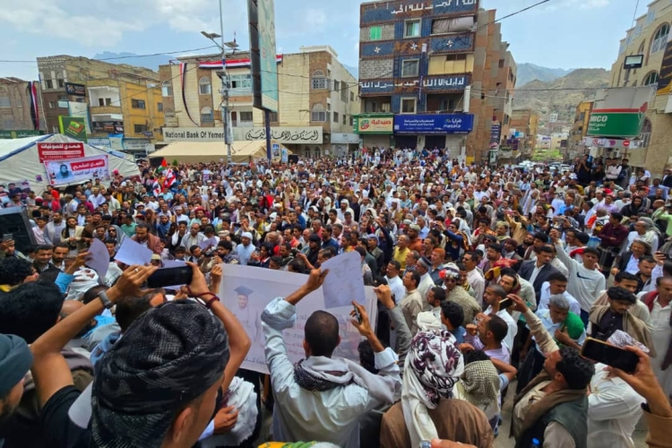 مظاهرات غاضبة في تعز تطالب باستكمال القبض على المطلوبين أمنيًا