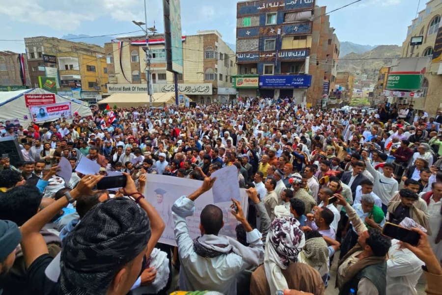 مظاهرات غاضبة في تعز تطالب باستكمال القبض على المطلوبين أمنيًا