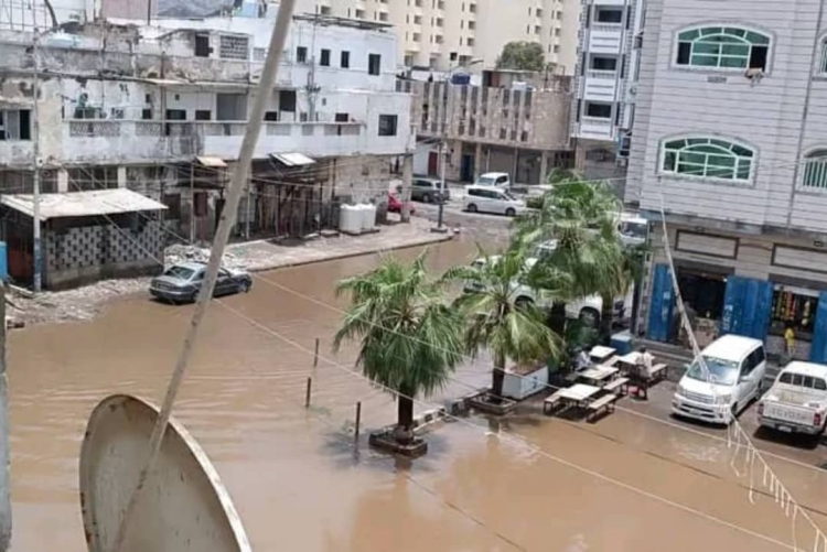 سكان عدن يناشدون السلطات لسحب مياه الأمطار من الشوارع بعد أن غمرتها سيول الأمطار