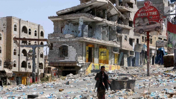 استهداف المدنيين وإغلاق المنافذ.. وسيلة الحوثيين للإنتقام من تعز