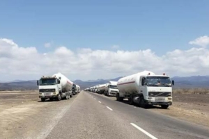 احتجاز أكثر من 150 شاحنة نفط في أبين على يد جنود غاضبين بسبب تأخر الرواتب