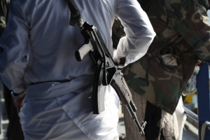 مسلحون بملابس مدنية في تعز يبتزون مواطنين برفقة زوجاتهم بزعم انتمائهم للأجهزة الأمنية