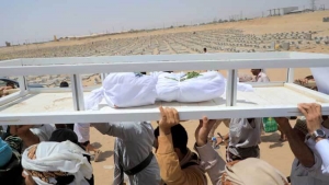 تشييع جثمان الطفلة ليان إحدى ضحايا المجزرة الحوثية في مأرب