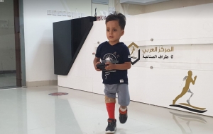 طفل يمني يفقد أشقاءه وطرفه بقذيفة ويعود إلى ألعابه بعد الحرمان