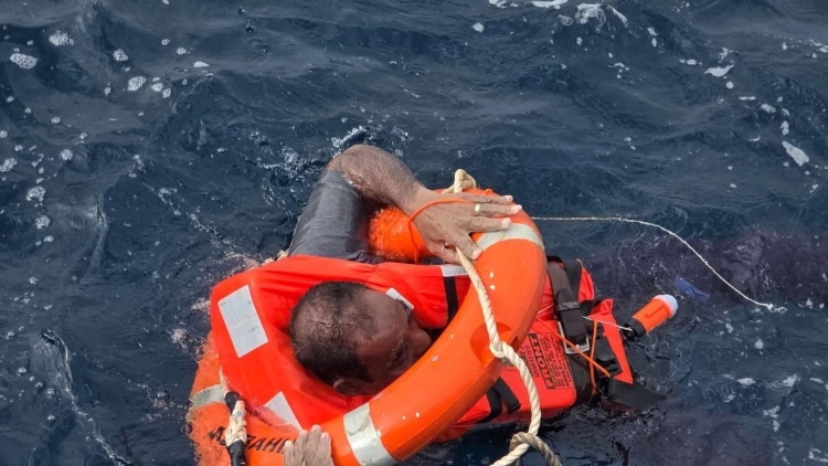 شركة كوزموشيب مانجمنت اليونانية: مقتل عامل وفقدان أربعة آخرين منذ هجوم الحوثيين على سفينة الشحن إترنيتي سي