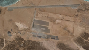 بالفيديو: صور بالأقمار الصناعية تظهر إنشاء الإمارات قاعدة جوية في جزيرة ميون اليمنية