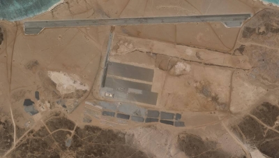 بالفيديو: صور بالأقمار الصناعية تظهر إنشاء الإمارات قاعدة جوية في جزيرة ميون اليمنية
