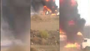 الحوثيون يحرقون 3 قاطرات وقود بالجوف لأحد التجار