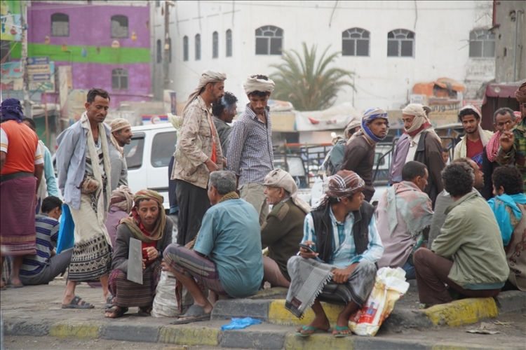 عمال اليومية في تعز.. الكفاح الصعب في زمن الجوع