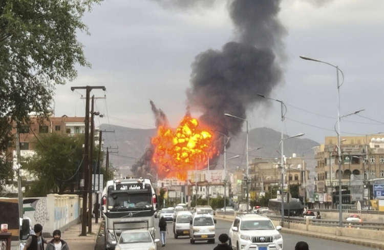 لجنة حماية الصحفيين تدعو مليشيا الحوثي إلى رفع الحظر على نشر صور الغارات الإسرائيلية