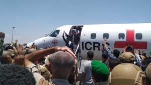 وصول أسرى الحكومة والحوثيين إلى مطاري عدن وصنعاء