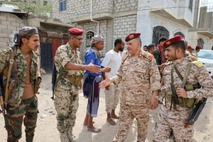 في زيارته للجبهات قائد محور تعز يوجه برفع الجاهزية القتالية خلال العيد ويشيد بصمود المقاتلين