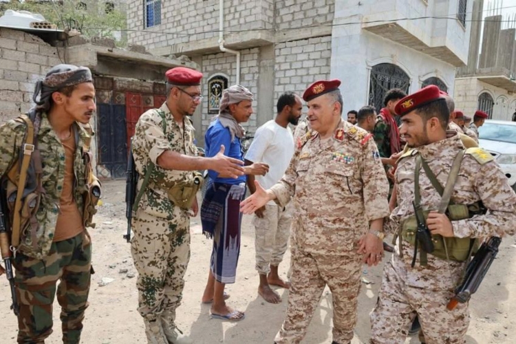 في زيارته للجبهات قائد محور تعز يوجه برفع الجاهزية القتالية خلال العيد ويشيد بصمود المقاتلين