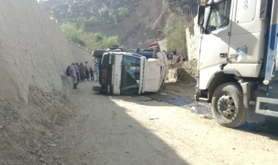 انقلاب شاحنة تقل مواد غذائية في طريق الكربة - الصحى الرابط بين تعز ولحج