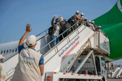 إجلاء 148 لاجئًا صوماليًا من عدن إلى مقديشو بدعم أممي بعد سنوات من الإقامة في اليمن