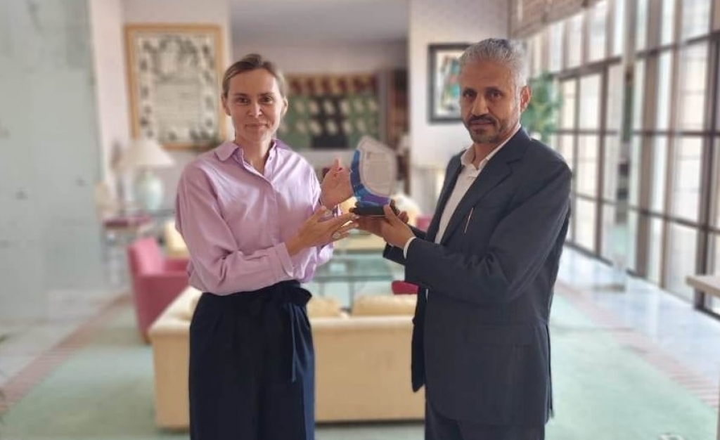 الشيخ حمود المخلافي يلتقي السفيرة الفرنسية في مسقط ويناقشان الأزمة الإنسانية في اليمن