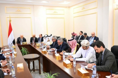 تصلُّب الرياض وتراجُع الانتقالي وتقوية الشرعية: قراءة في أولوية فك الارتباط الثلاثي في اليمن