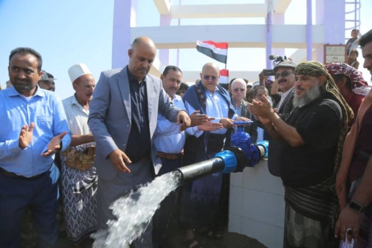 محافظ تعز يفتتح مشروعي مياه في مديرية  ذو باب المندب جنوب غرب المحافظة