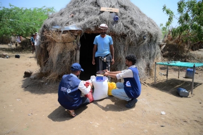 بدعم كويتي.. تدشين توزيع 400 سلة غذائية لمساندة الأسر المتضررة من السيول في مديرية المخا غربي تعز