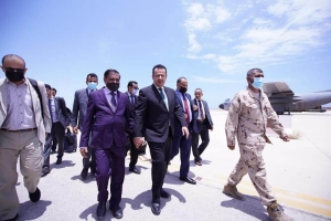 رئيس حكومة اليمن وعدد من الوزراء يصلون مطار الريان بحضرموت